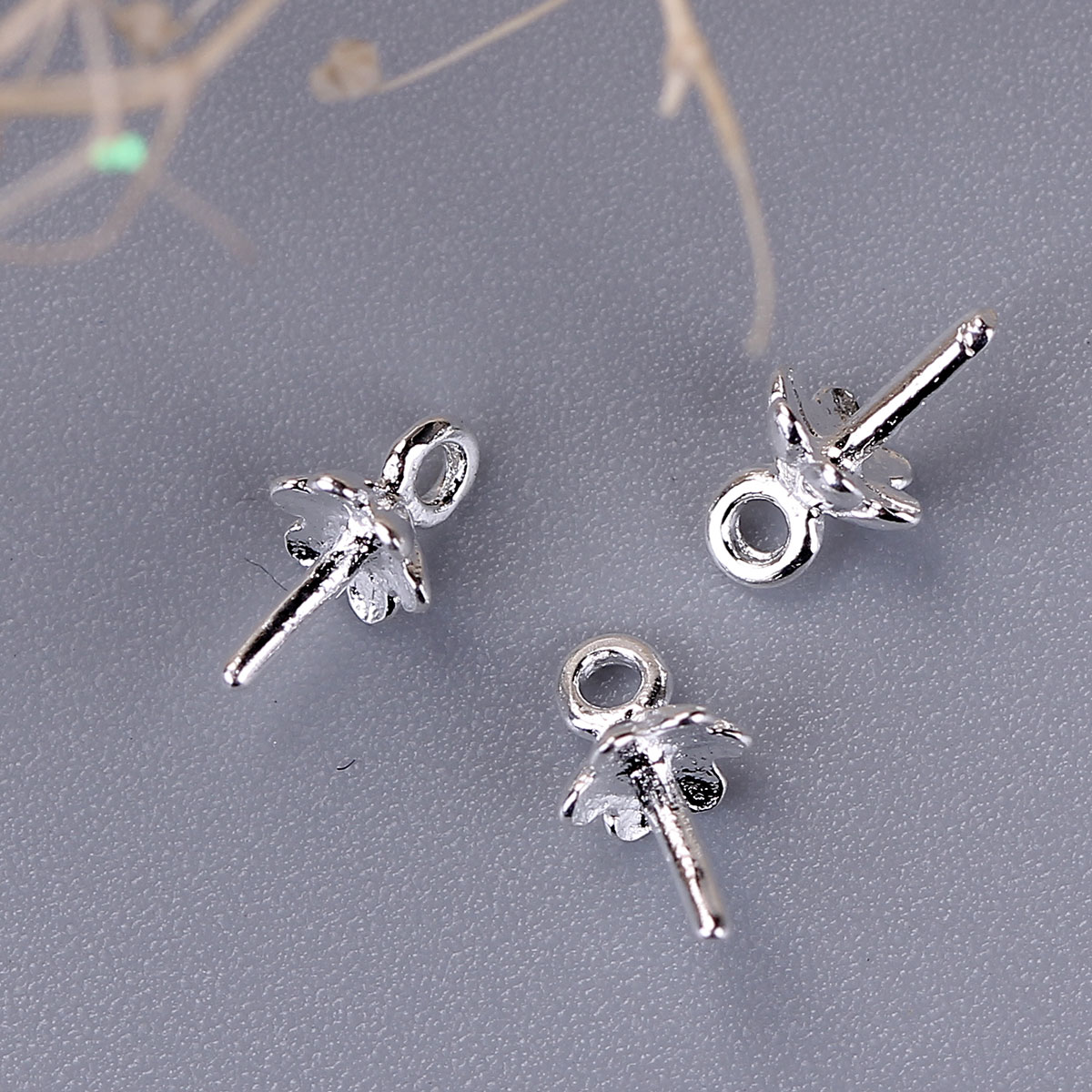 Imagen de Cobre Colgante de Perlas Conector Bail Pin Cap Flor Argentado 0.8mm) 7mm x 4mm, 50 Unidades