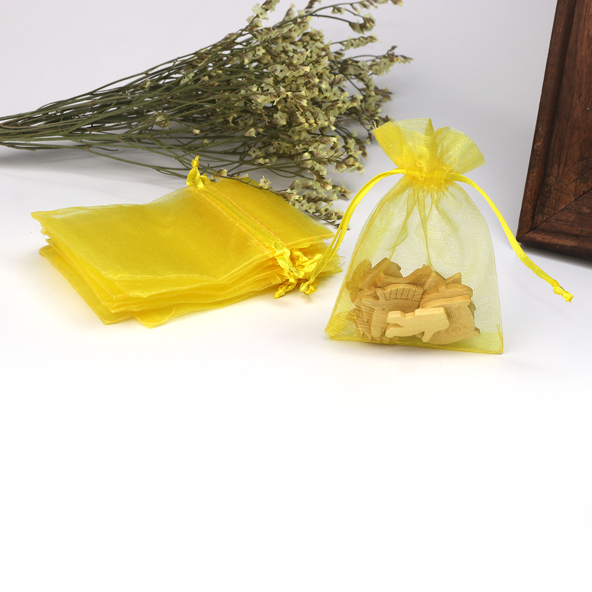 結婚祝い ギフト オーガンジー袋 巾着袋 アクセサリーバック ラッピング  描画可能 長方形 黄色 （使用可能なスペース: 7x7cm ) 9cm x 7cm、 50 個 の画像