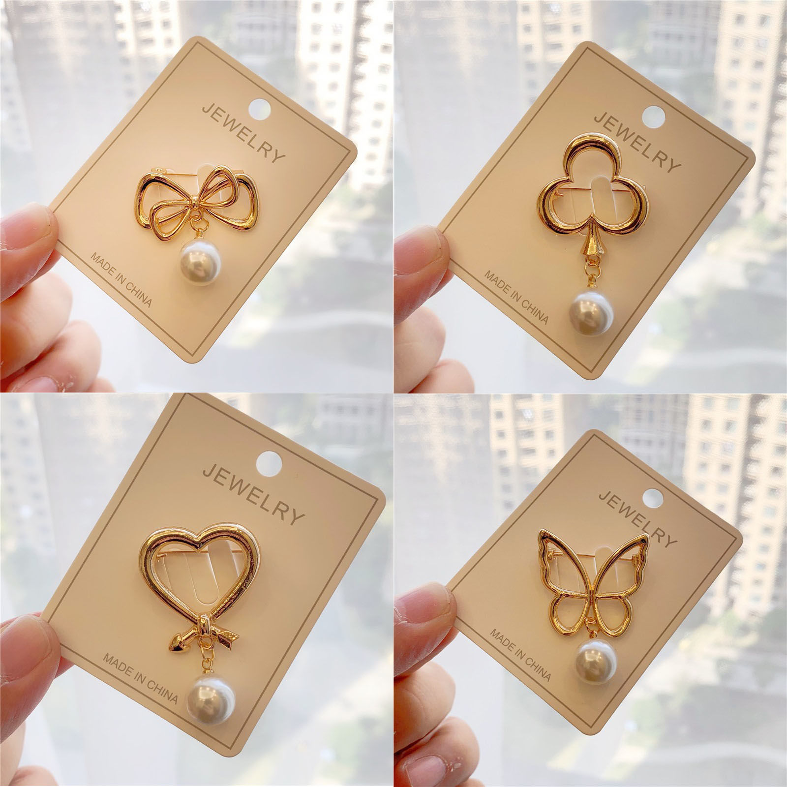 Immagine di Spilla Farfalla Oro Placcato Bianco Imitata Perla 33mm x 30mm, 1 Pz