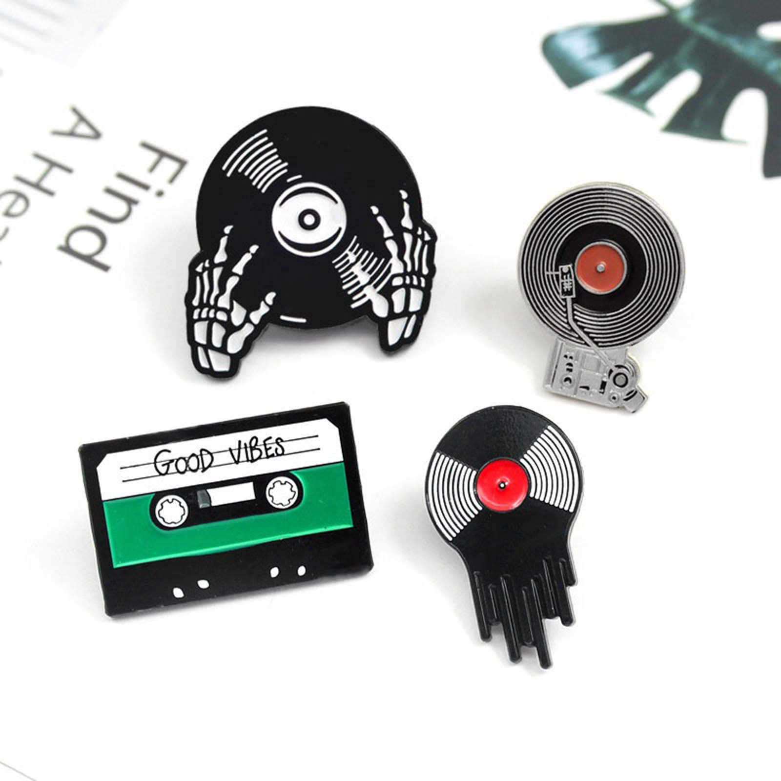 Immagine di Spilla Giradischi in vinile Nero & Rosso Smalto 26mm x 20mm, 1 Pz
