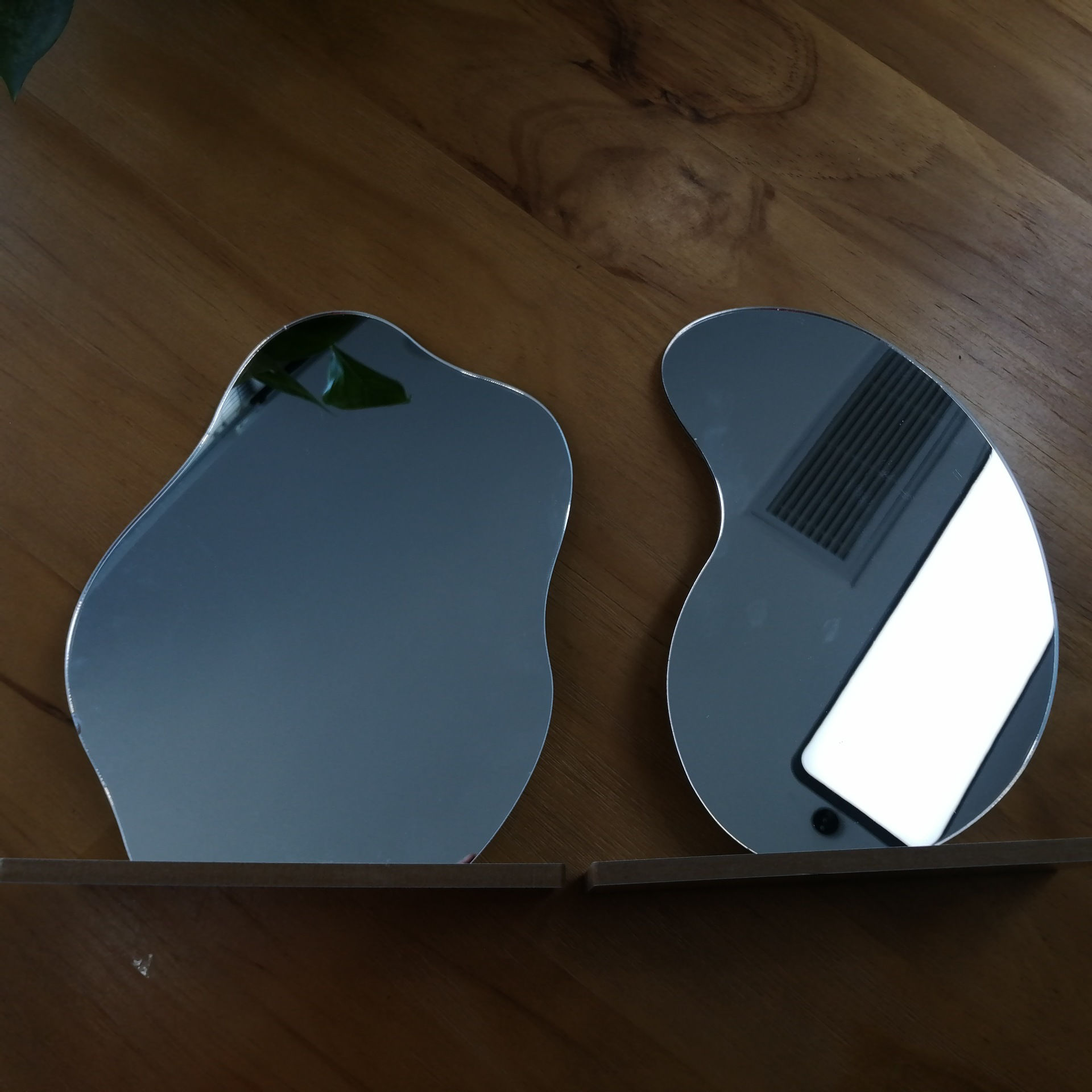 ベージュ-ドロップ型の木製ベースとアクリルデスクトップメイクアップミラー16x24cm、1個 の画像