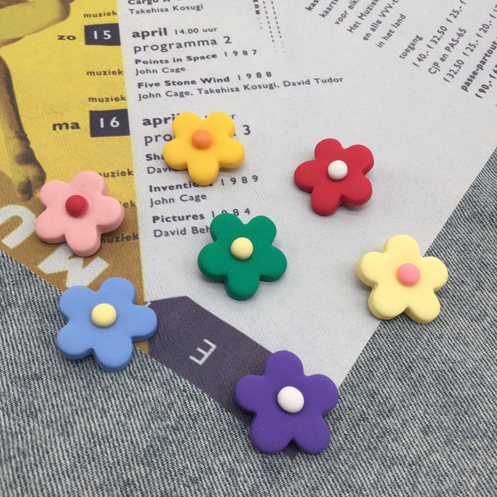 Immagine di Plastica Spilla Fiore Giallo Chiaro Smerigliato 2.5cm, 1 Pz