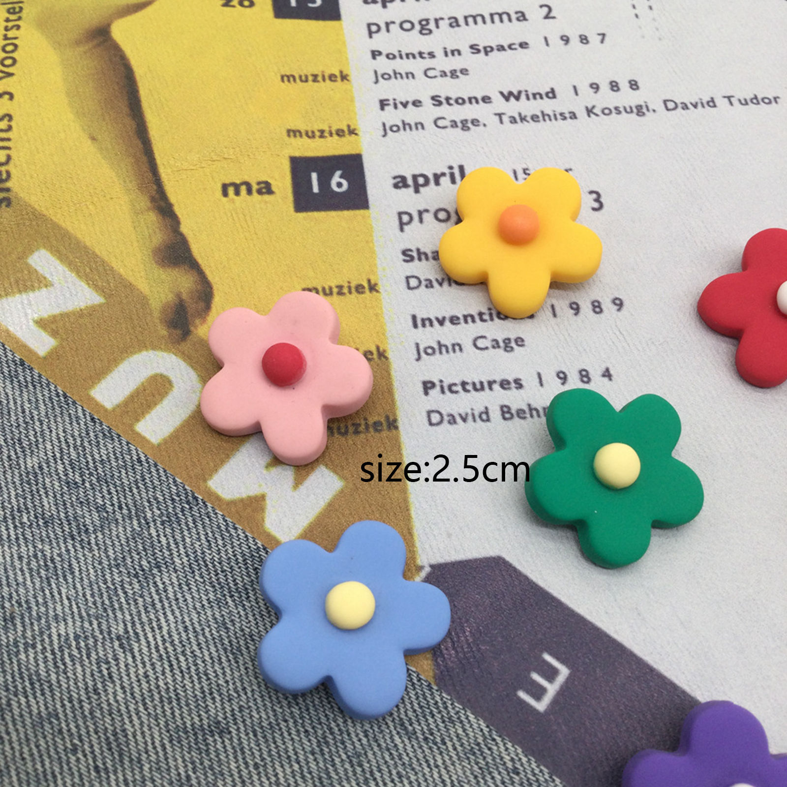 Immagine di Plastica Spilla Fiore Giallo Chiaro Smerigliato 2.5cm, 1 Pz