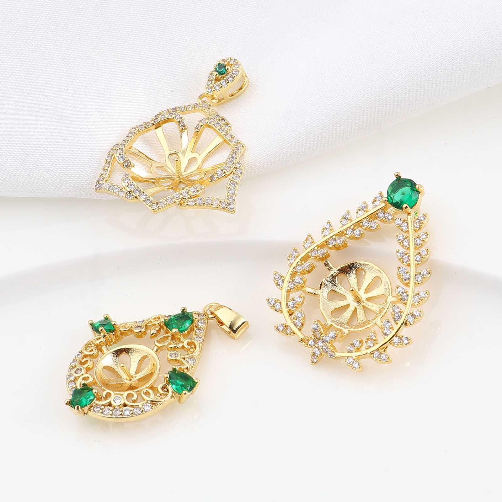 Immagine di Rame Micro Intarsio Connettore Ciondolo Perla Bail Pin Cap 18K Oro riempito Trasparente Strass Verde Cubic Zirconiae 1 Pz