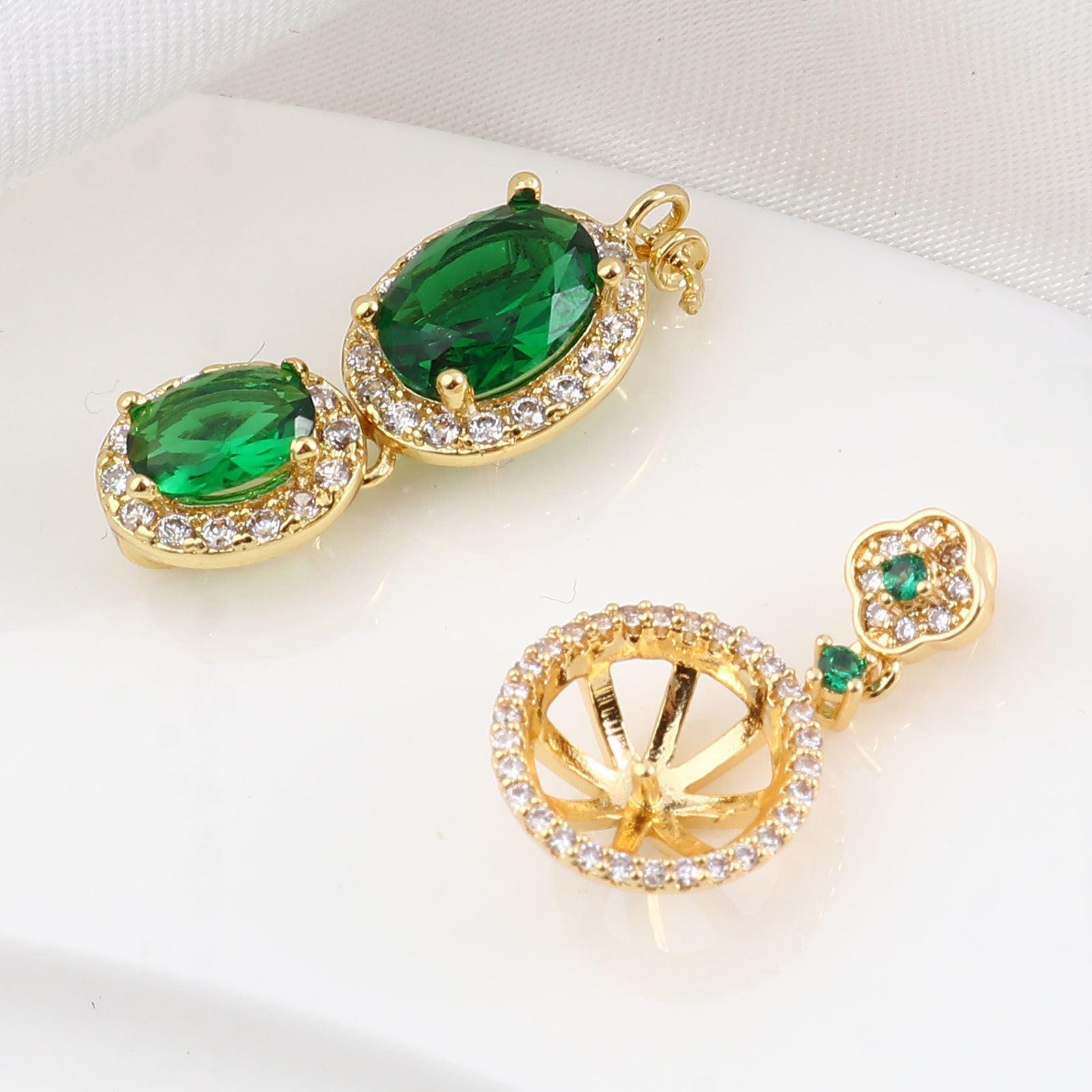 Immagine di Rame Micro Intarsio Connettore Ciondolo Perla Bail Pin Cap 18K Oro riempito Trasparente Strass Verde Cubic Zirconiae 1 Pz