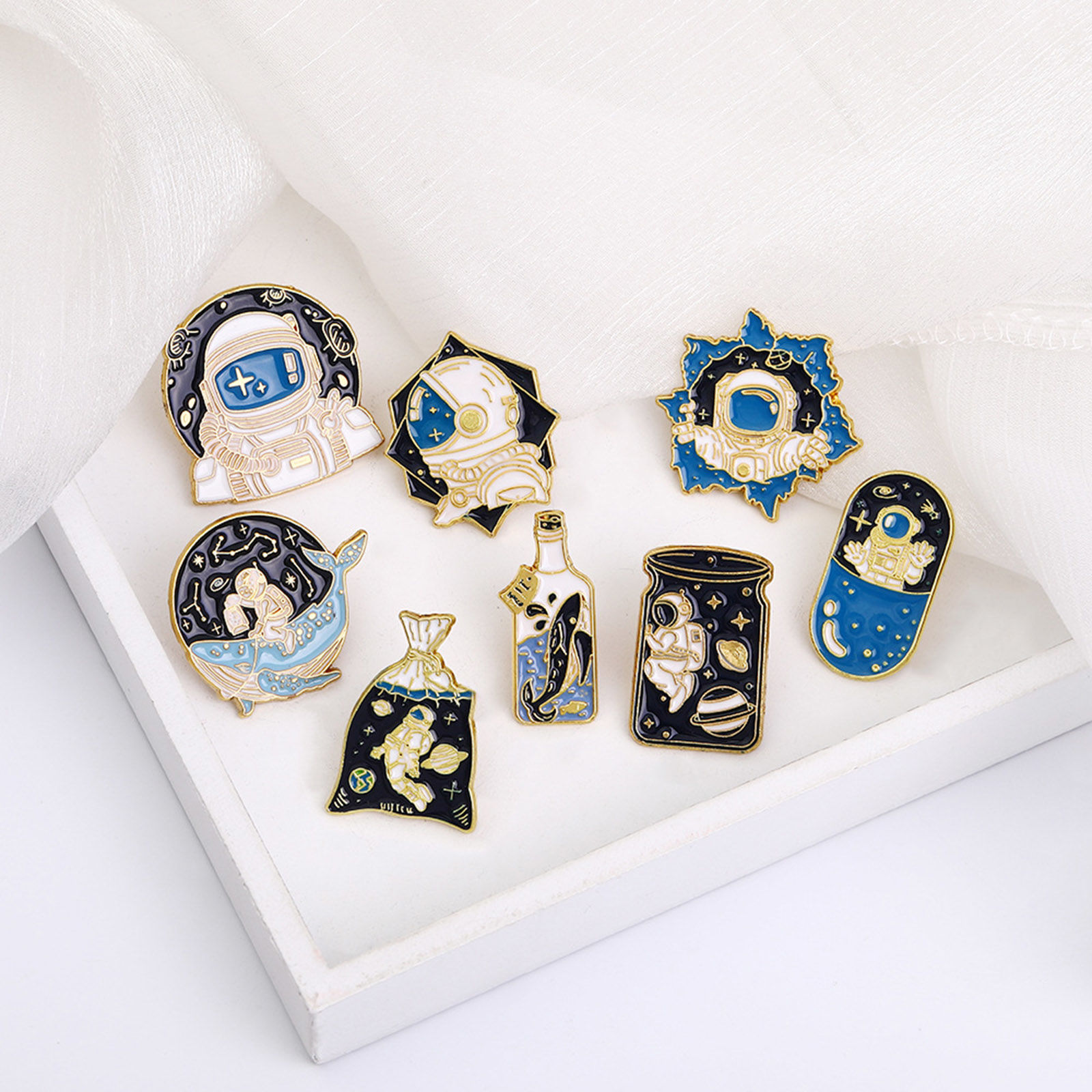 Immagine di Lega di Zinco Spilla Astronauta Oro Placcato 3cm x 2.1cm, 1 Pz
