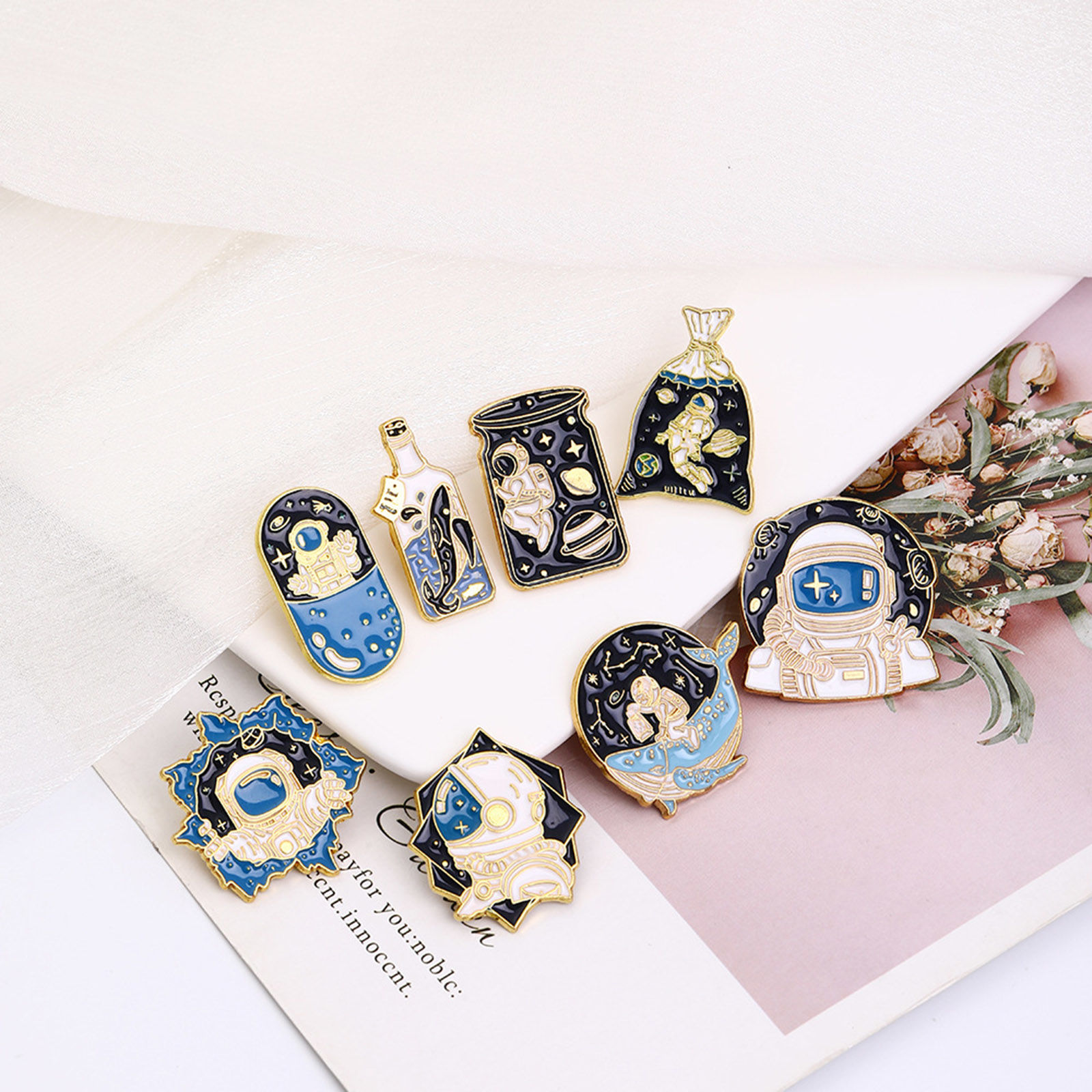 Immagine di Lega di Zinco Spilla Astronauta Oro Placcato 3cm x 2.1cm, 1 Pz