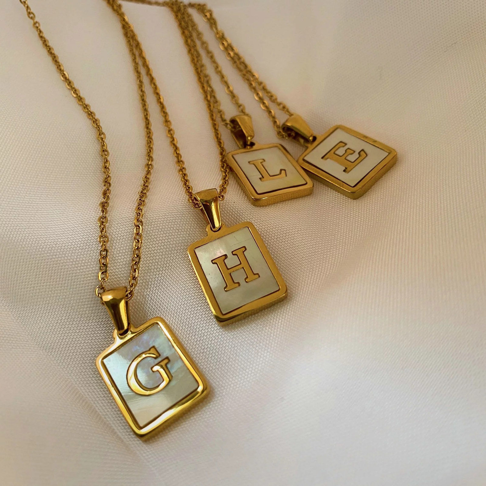 Immagine di Acciaio Inossidabile & Conchiglia Collana 18K Oro riempito Bianco Rettangolo Lettera Maiuscola 45cm Lunghezza, 1 Pz