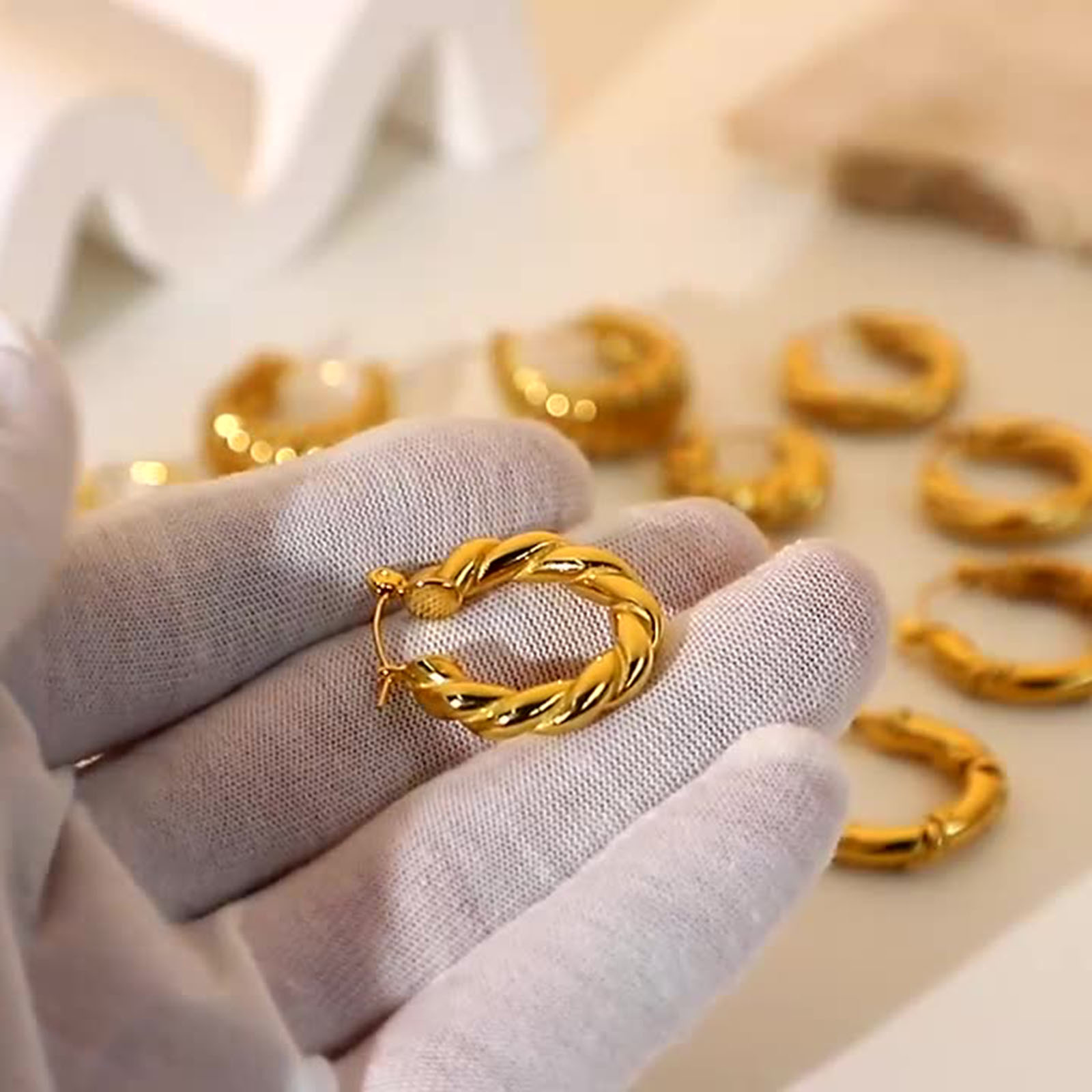 Bild von Umweltfreundlich Einfach und lässig Ins Stil 18K Vergoldet 304 Edelstahl Spiral Ohrreifen Für Frauen 1 Paar