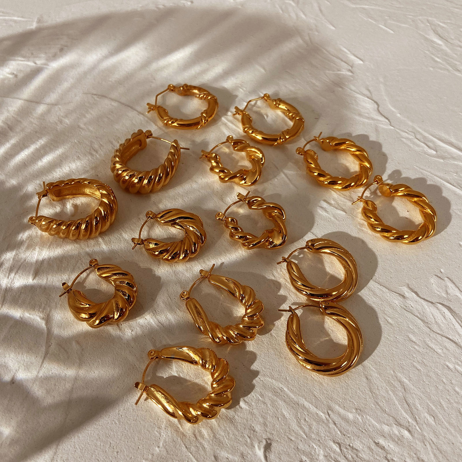 Bild von Umweltfreundlich Einfach und lässig Ins Stil 18K Vergoldet 304 Edelstahl Spiral Ohrreifen Für Frauen 1 Paar