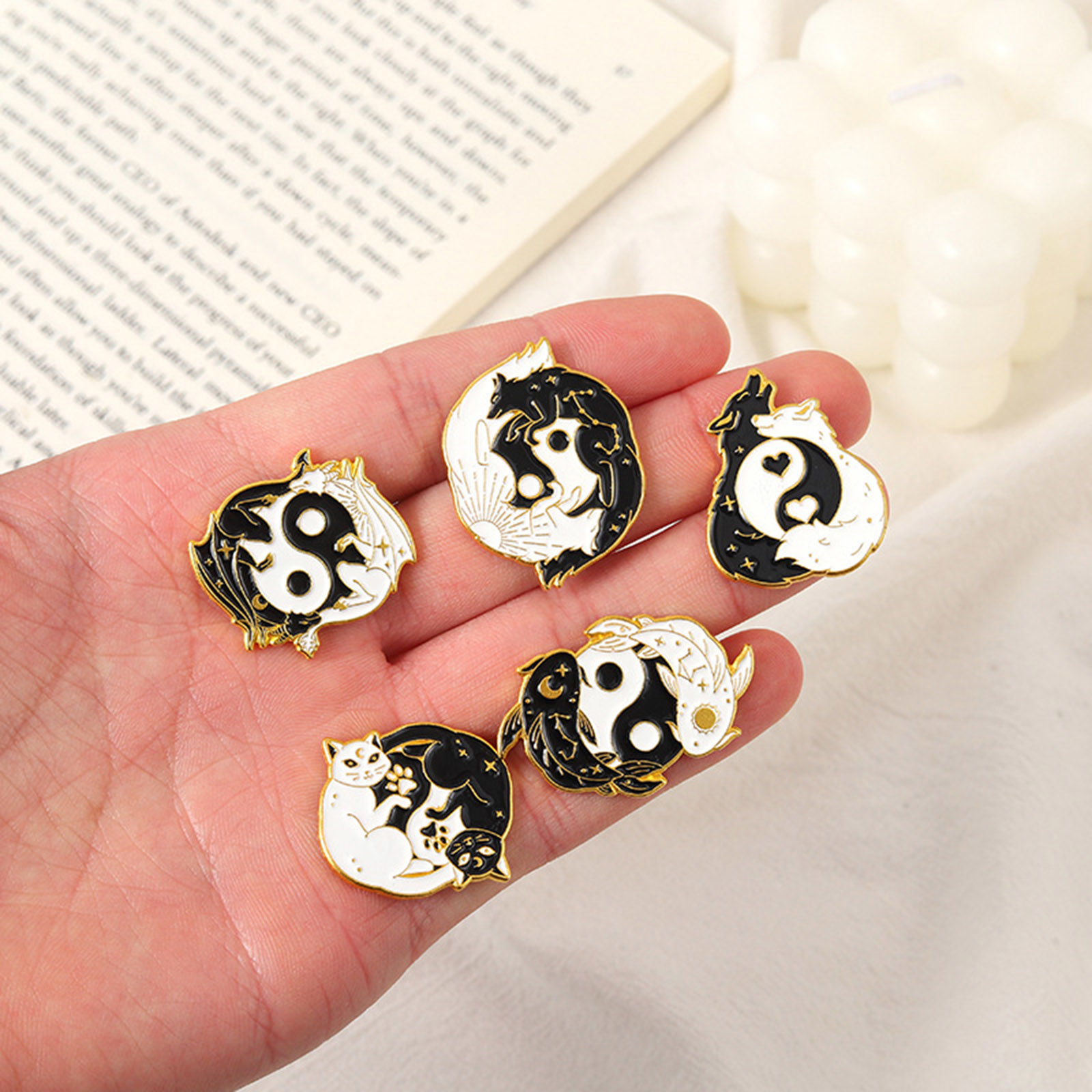 Bild von Religiös Brosche Tier Yin Yang Symbol Vergoldet Schwarz & Weiß Emaille 1 Stück