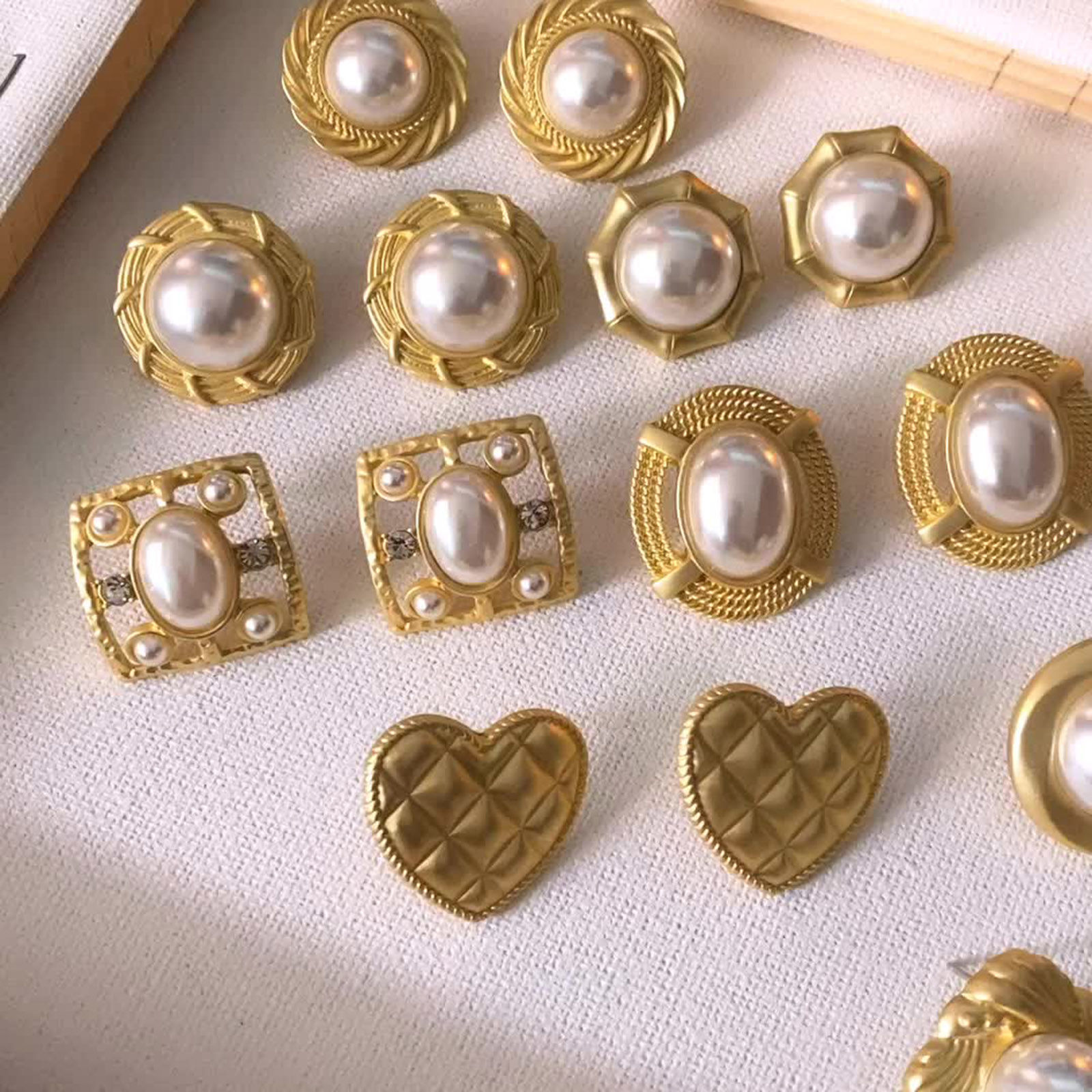 Immagine di Stile del Carattere della Corte Reale Orecchini a Perno Oro Placcato Geometrica Imitata Perla 2.5cm Dia, 1 Paio