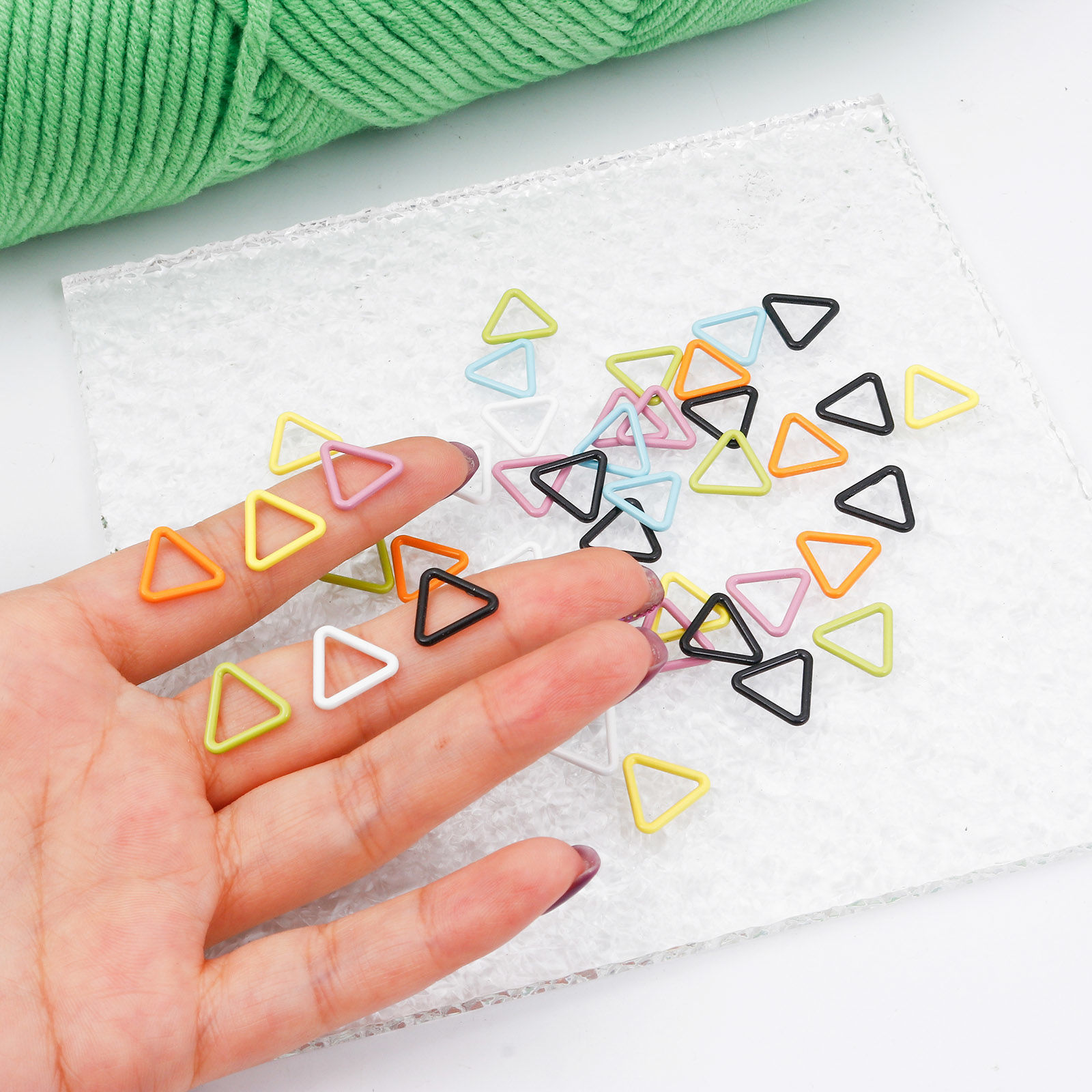 Immagine di Lega di Zinco Marcatori di Punto a maglia Triangolo Multicolore Pittura 13mm x 12mm, 1 Pacchetto