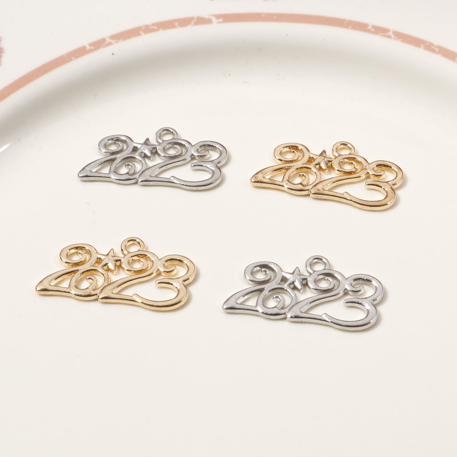 Bild von Zinklegierung Jahr Charms Bunt Stern Message " 2023 " 25mm x 14mm, 20 Stück