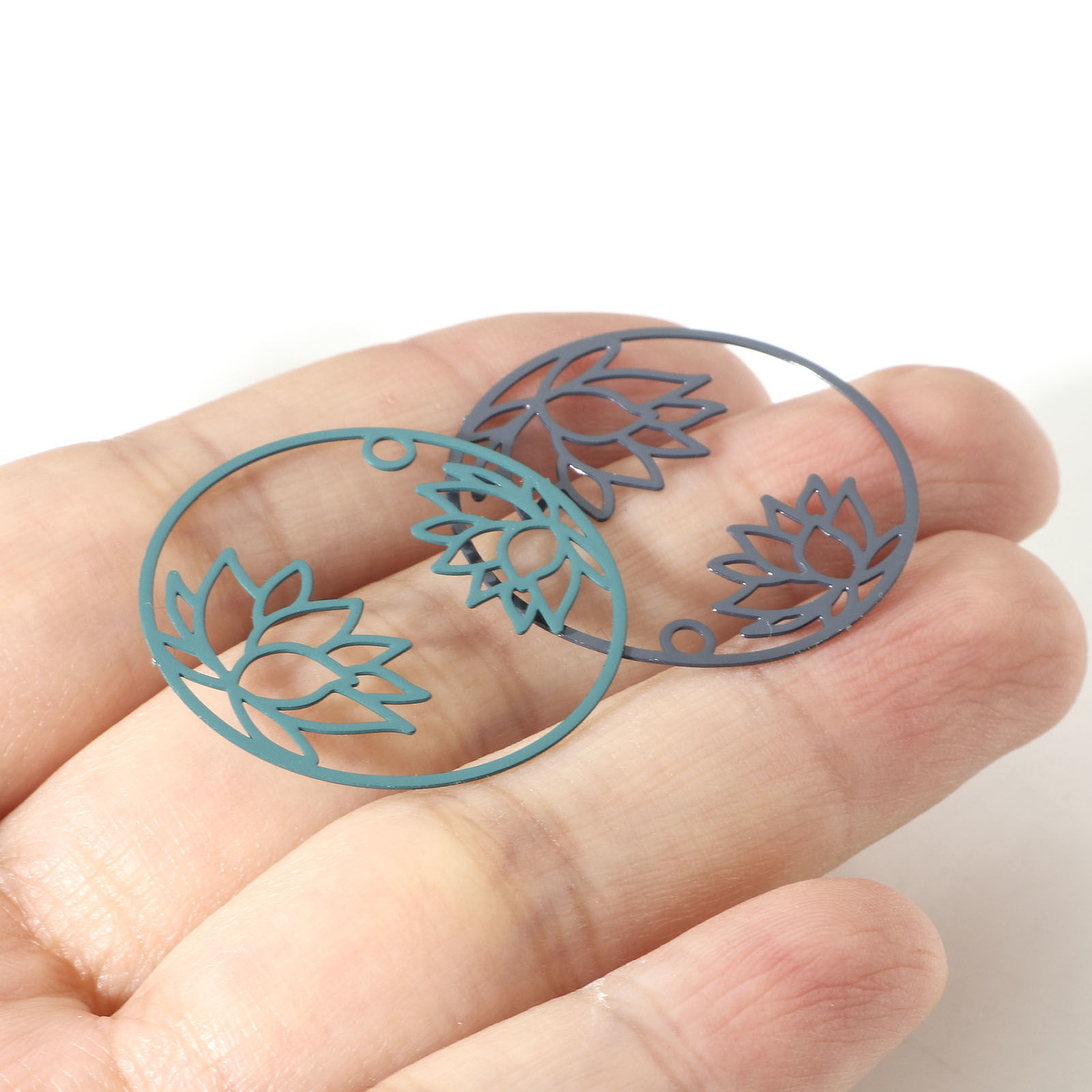 Immagine di Lega di Ferro Filigree Stamping Charms Tondo Multicolore Fiore Di Loto 27mm Dia, 10 Pz