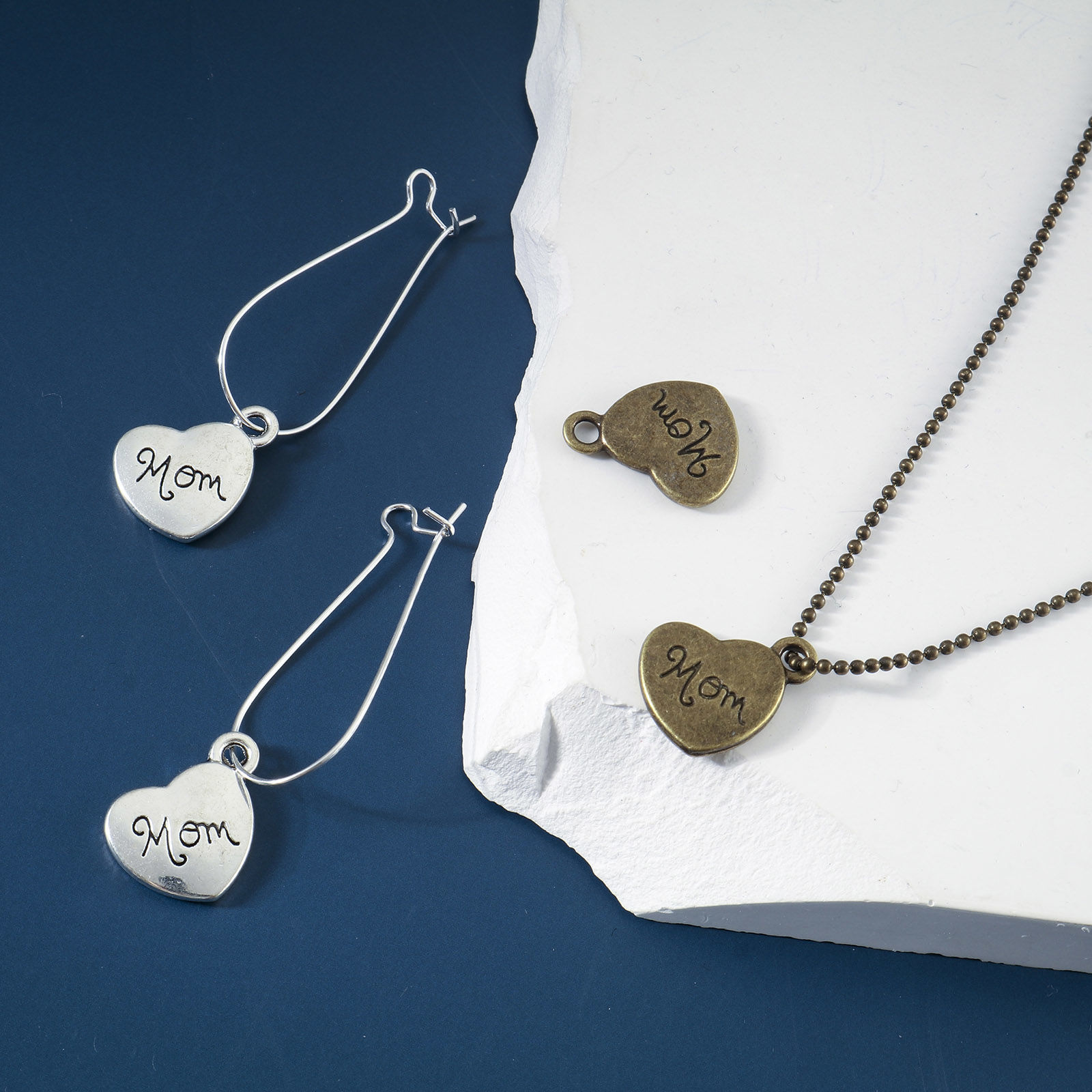 Bild von Zinklegierung Muttertag Charms Herz Bunt Message " Mom " 18mm x 15mm, 10 Stück