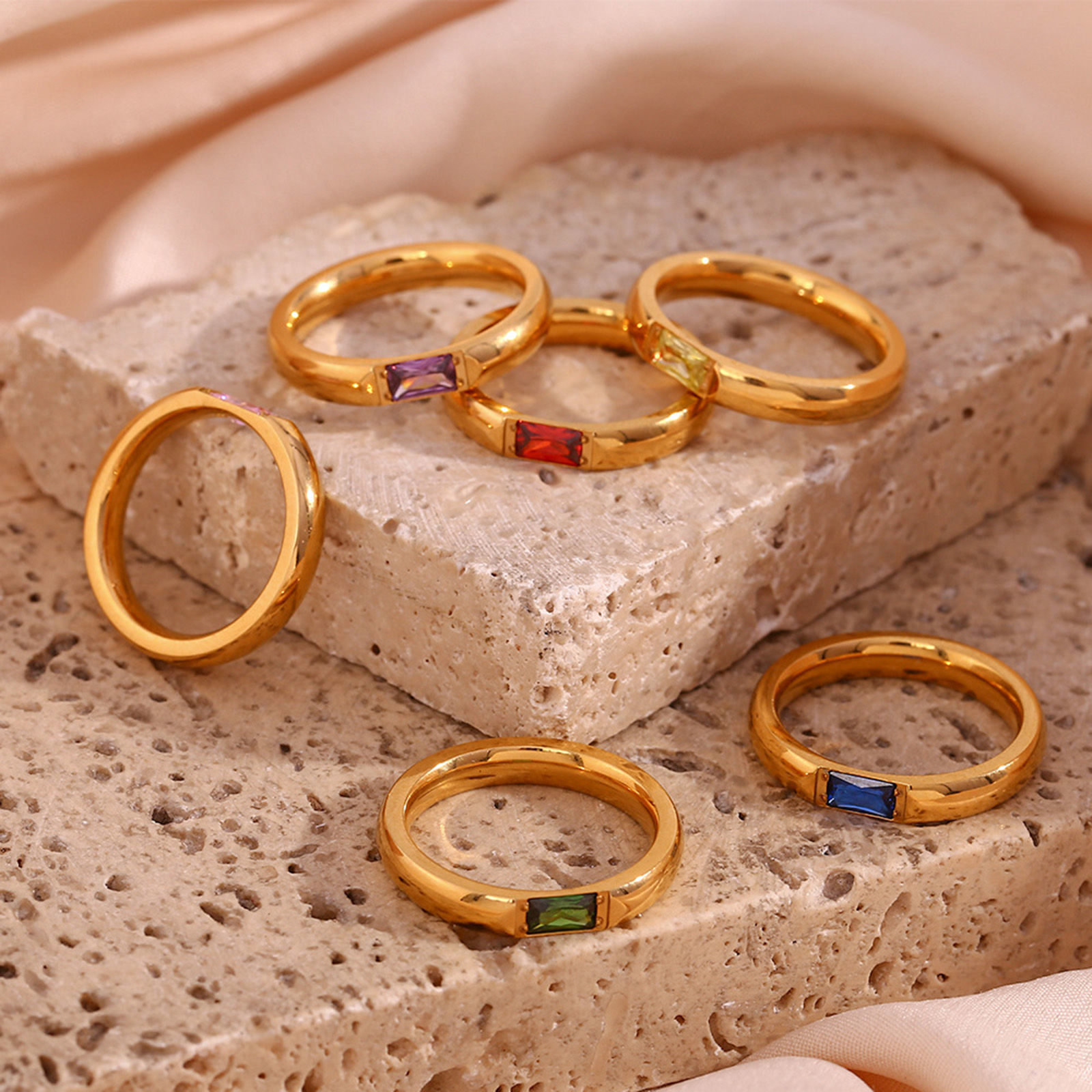 Immagine di Ecologico Minimalista Squisito 18K Oro riempito 304 Acciaio Inossidabile & Zircone Cubico Non Regolabile Rettangolo Anello Per Donne Anniversario 1 Pz