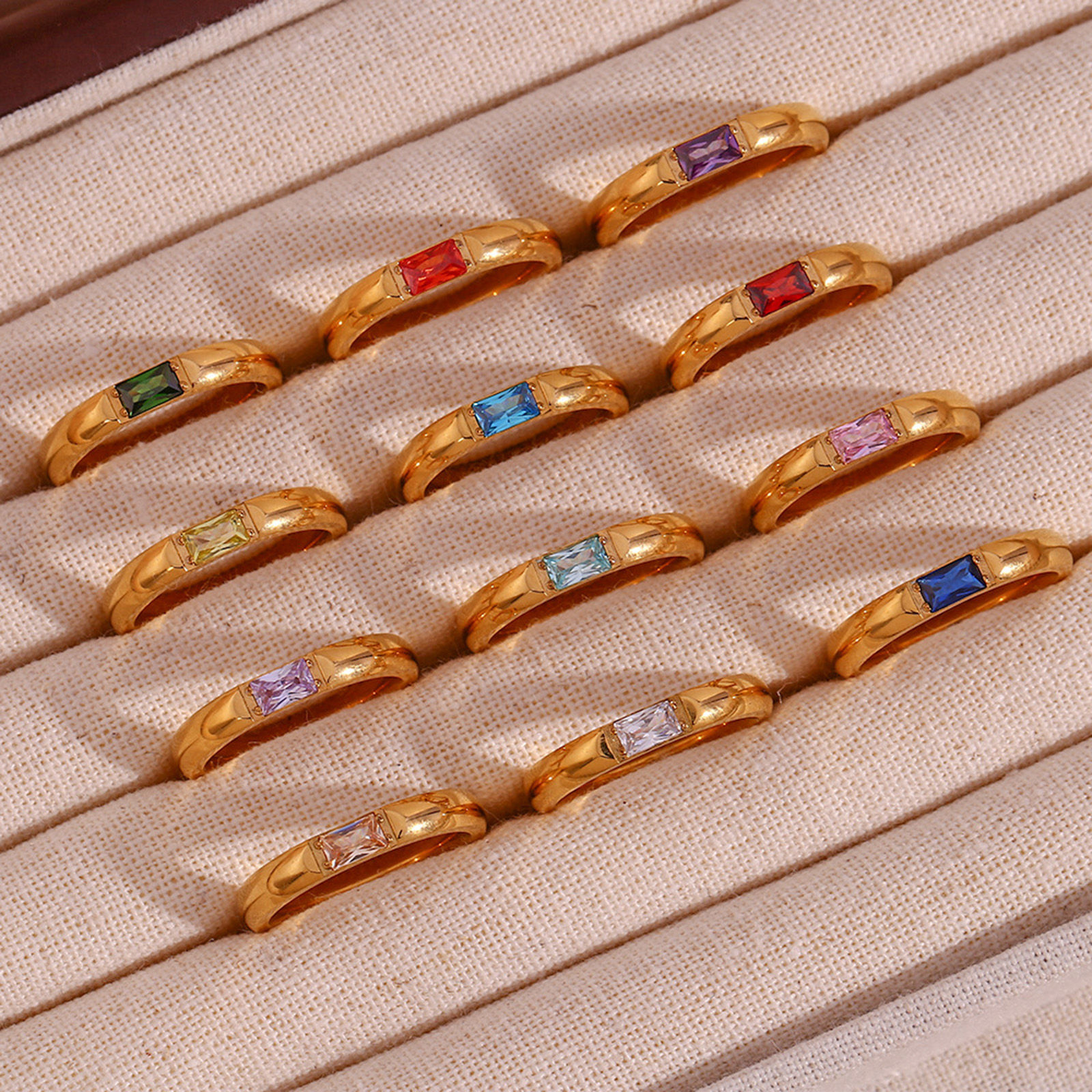 Immagine di Ecologico Minimalista Squisito 18K Oro riempito 304 Acciaio Inossidabile & Zircone Cubico Non Regolabile Rettangolo Anello Per Donne Anniversario 1 Pz