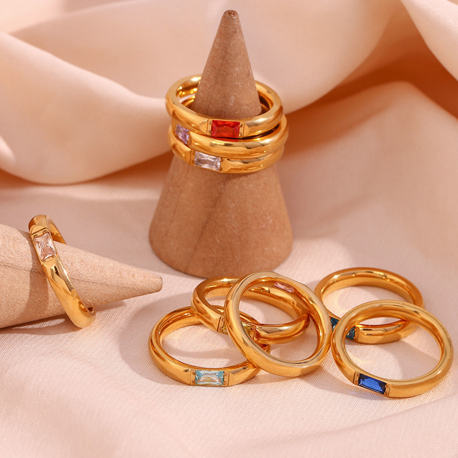 Immagine di Ecologico Minimalista Squisito 18K Oro riempito 304 Acciaio Inossidabile & Zircone Cubico Non Regolabile Rettangolo Anello Per Donne Anniversario 1 Pz