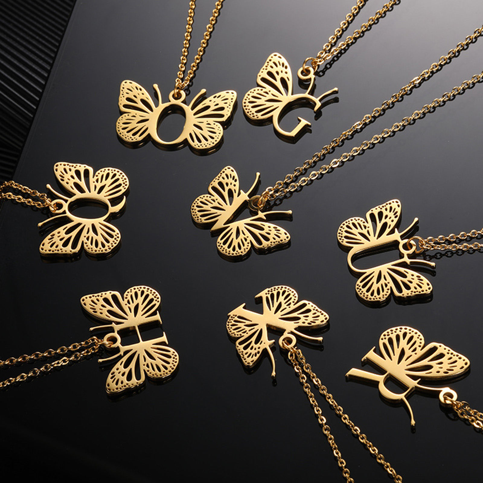 Immagine di 304 Acciaio Inossidabile Elegante Cavo Catena Collana 18K Oro Placcato Farfalla Lettera Maiuscola Messaggio " A-Z " Filigrana 1 Pz