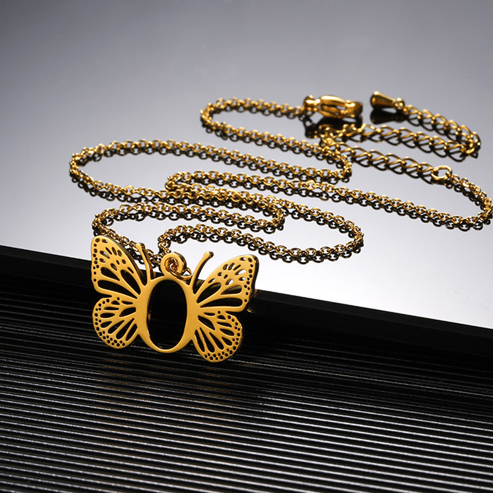 Immagine di 304 Acciaio Inossidabile Elegante Cavo Catena Collana 18K Oro Placcato Farfalla Lettera Maiuscola Messaggio " A-Z " Filigrana 1 Pz