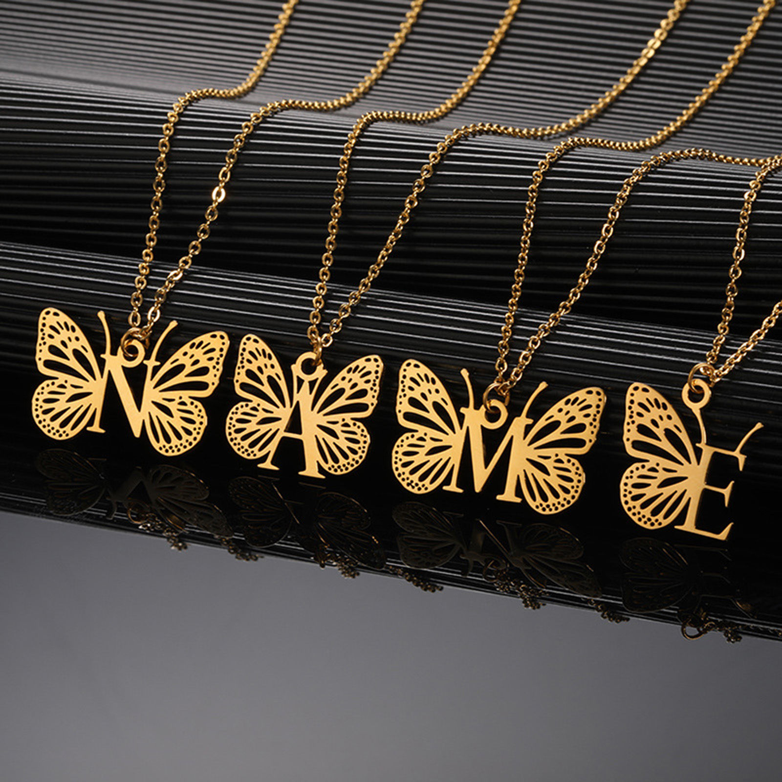 Immagine di 304 Acciaio Inossidabile Elegante Cavo Catena Collana 18K Oro Placcato Farfalla Lettera Maiuscola Messaggio " A-Z " Filigrana 1 Pz
