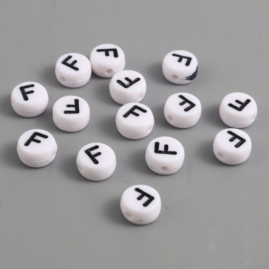 Bild von Acryl Perlen Flachrund Schwarz & Weiß Anfangsbuchstabe/ Großbuchstabe Message " F " ca. 7mm D., Loch:ca. 1.4mm, 500 Stück