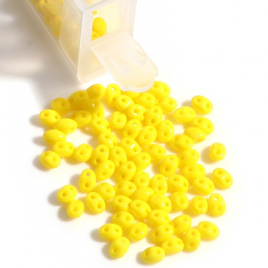 (10g) チェコ輸入 ガラス 2つ穴のツインビーズ シードビーズ 黄色 不透明 約 5mm x 4mm、 穴: 約 0.8mm、 1 本 (約 15 個/グラム) の画像