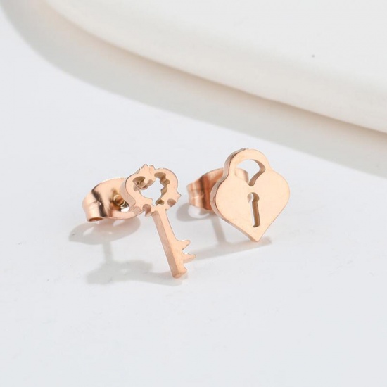 Bild von Titan Edelstahl Ins Stil Asymmetrische Ohrringe Rosegold Schlüssel Schloss Drahtstärke: (18 gauge), 2 Paare