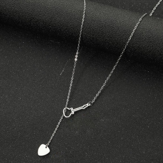 Immagine di Acciaio al titanio Elegante Lariat Collana Tono Argento Strumento Musicale Chitarra Cuore Filigrana 45cm Lunghezza, 1 Pz