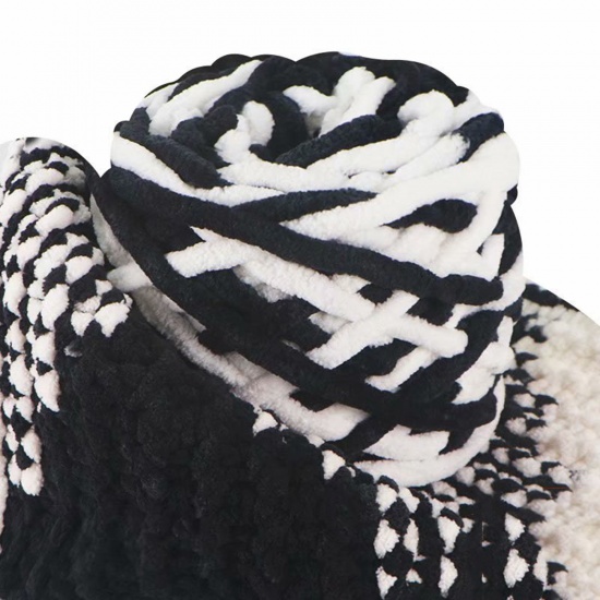 テリレンスーパーソフトヤーン 毛糸 編み物 手編み糸  黒 + 白 1 巻 の画像