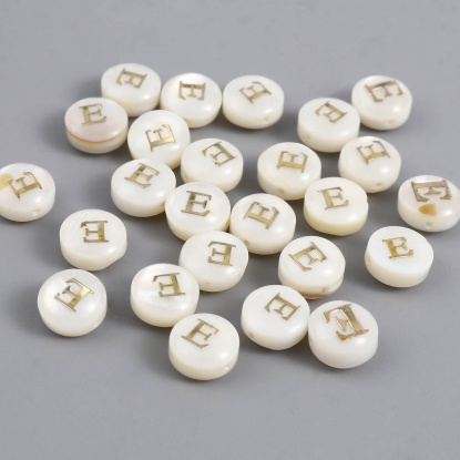 Image de Perles en Coquille Plat-Rond Crème Alphabet Initial/ Lettre Majuscule Mots" E " 8mm Dia, Taille de Trou: 1.1mm, 10 Pcs