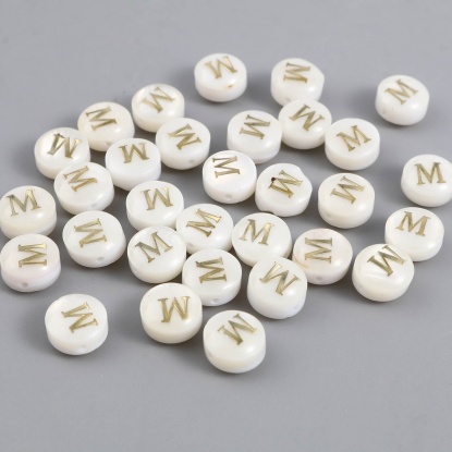 Image de Perles en Coquille Plat-Rond Crème Alphabet Initial/ Lettre Majuscule Mots" M " 8mm Dia, Taille de Trou: 1.1mm, 10 Pcs