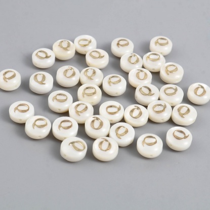 Image de Perles en Coquille Plat-Rond Crème Alphabet Initial/ Lettre Majuscule Mots" Q " 8mm Dia, Taille de Trou: 1.1mm, 10 Pcs