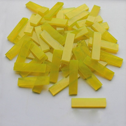 ガラス 飾り 黄色 長方形 透明 4cmx 1cm、 1 パック ( 70 個 /パック） の画像