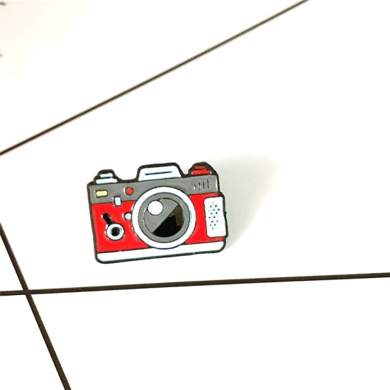 Immagine di Spilla Camera Grigio Smalto 25mm x 18mm, 1 Pz