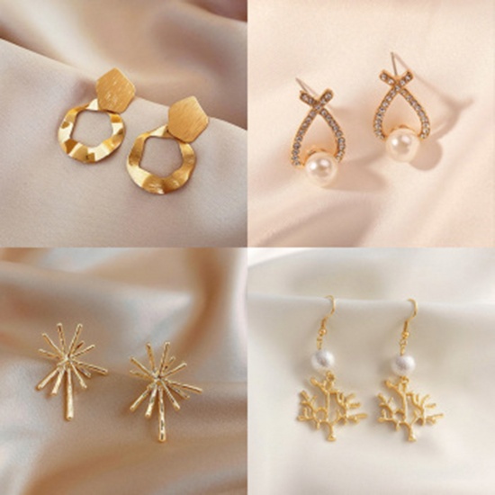 Picture of Stylish Earrings Gold Plated