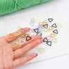 Immagine di Lega di Zinco Marcatori di Punto a maglia Triangolo Multicolore Pittura 13mm x 12mm, 1 Pacchetto