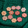 Immagine di Legno Etnico Bottone da Cucire Scrapbook Due Fori Fiore A Random A Random Disegno 50 Pz
