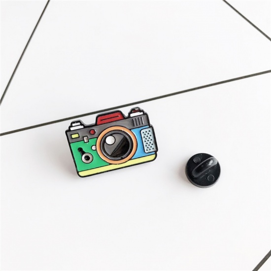 Immagine di Spilla Camera Multicolore Smalto 25mm x 18mm, 1 Pz