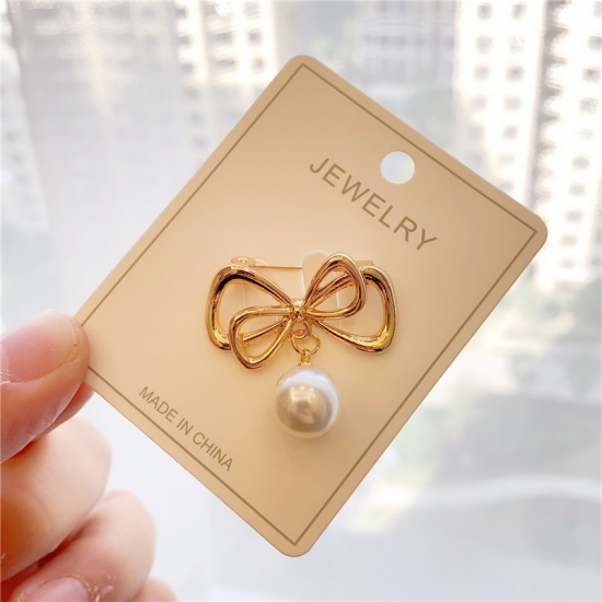 Immagine di Spilla Farfalla Oro Placcato Bianco Imitata Perla 33mm x 30mm, 1 Pz