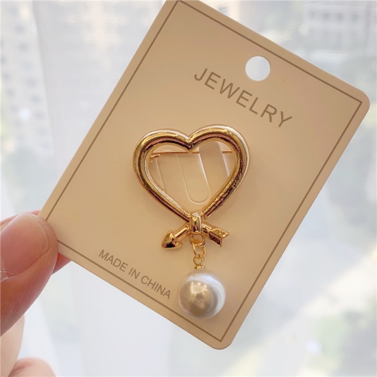 Immagine di Spilla Cuore Oro Placcato Bianco Imitata Perla 46mm x 28mm, 1 Pz