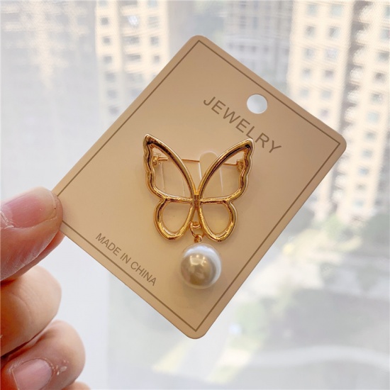 Immagine di Spilla Farfalla Oro Placcato Bianco Imitata Perla 40mm x 29mm, 1 Pz