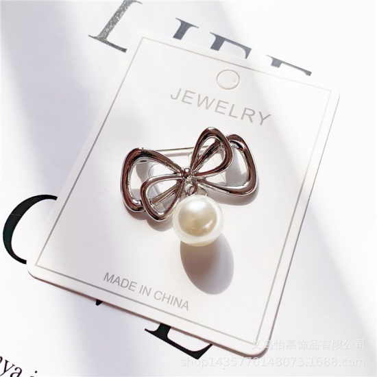 Immagine di Spilla Cravatta a Farfalla Tono Argento Bianco Imitata Perla 33mm x 30mm, 1 Pz