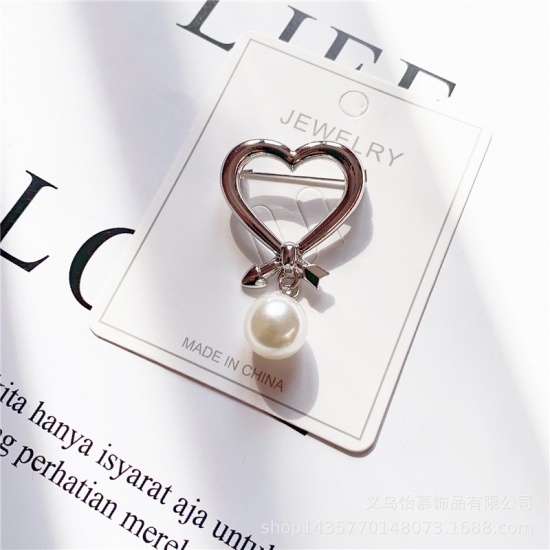 Immagine di Spilla Cuore Tono Argento Bianco Imitata Perla 46mm x 28mm, 1 Pz
