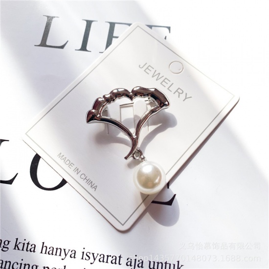 Immagine di Spilla Foglia di Gingko Tono Argento Bianco Imitata Perla 45mm x 33mm, 1 Pz