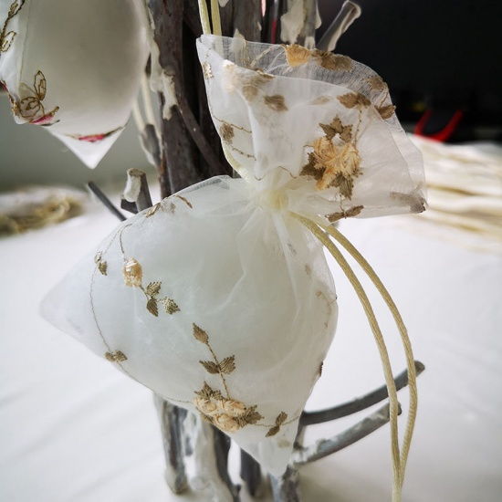 糸 刺繍 結婚祝い ギフト オーガンジー袋 巾着袋 アクセサリーバック ラッピング   フラワー オフホワイト ) 14cm x 10cm、 2 個 の画像