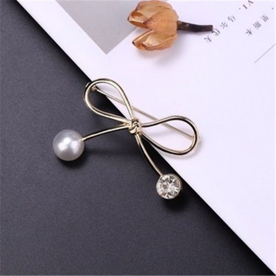 Immagine di Spilla Cravatta a Farfalla Oro Placcato Bianco Imitata Perla Trasparente Strass 1 Pz