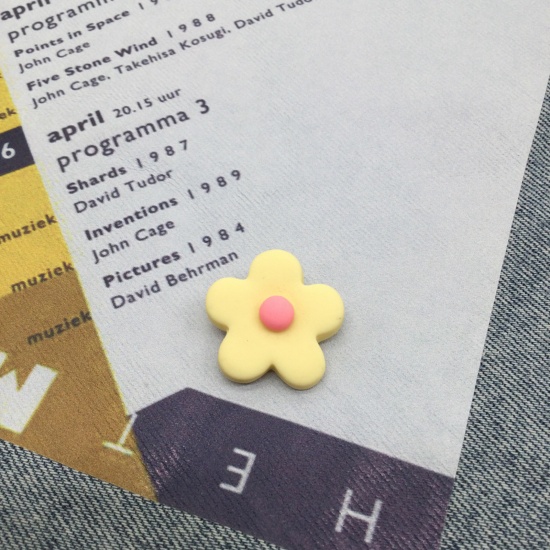Immagine di Plastica Spilla Fiore Giallo Chiaro Smerigliato 2.5cm, 1 Pz