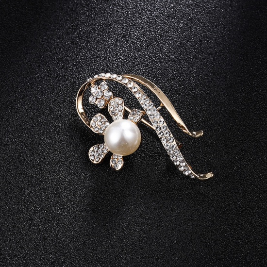 Picture of Zinc Based Alloy Pin Brooches Leaf Gold Plated White Imitation Pearl Clear Rhinestone 5.5cm x 3.5cm, 1 Piece